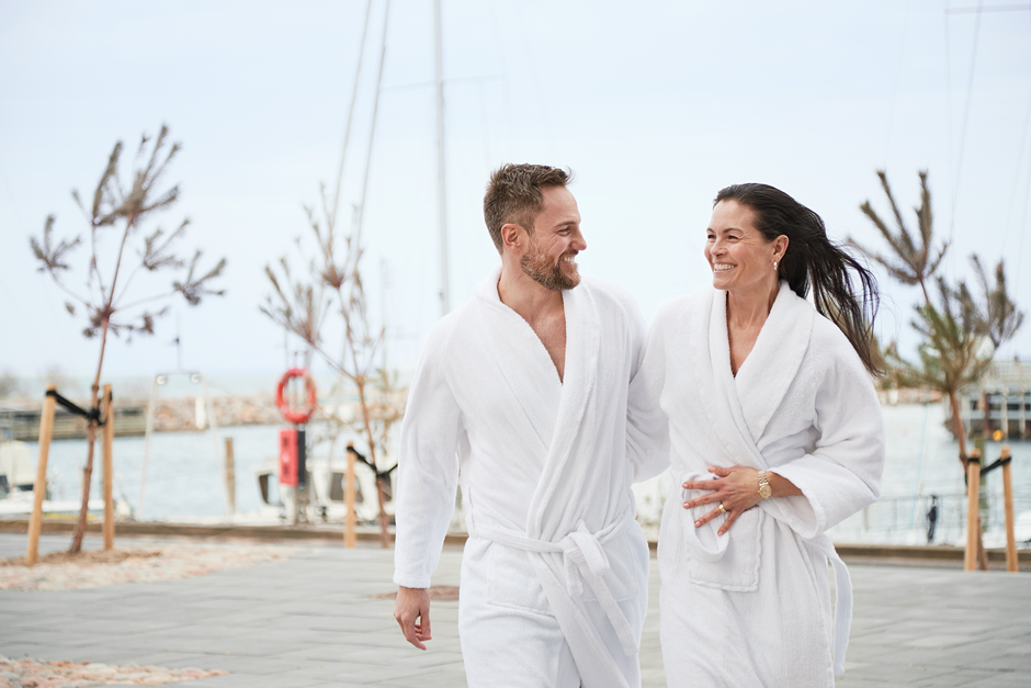 57232_Scandic_CPH_Strandpark_SPA_Couple outside