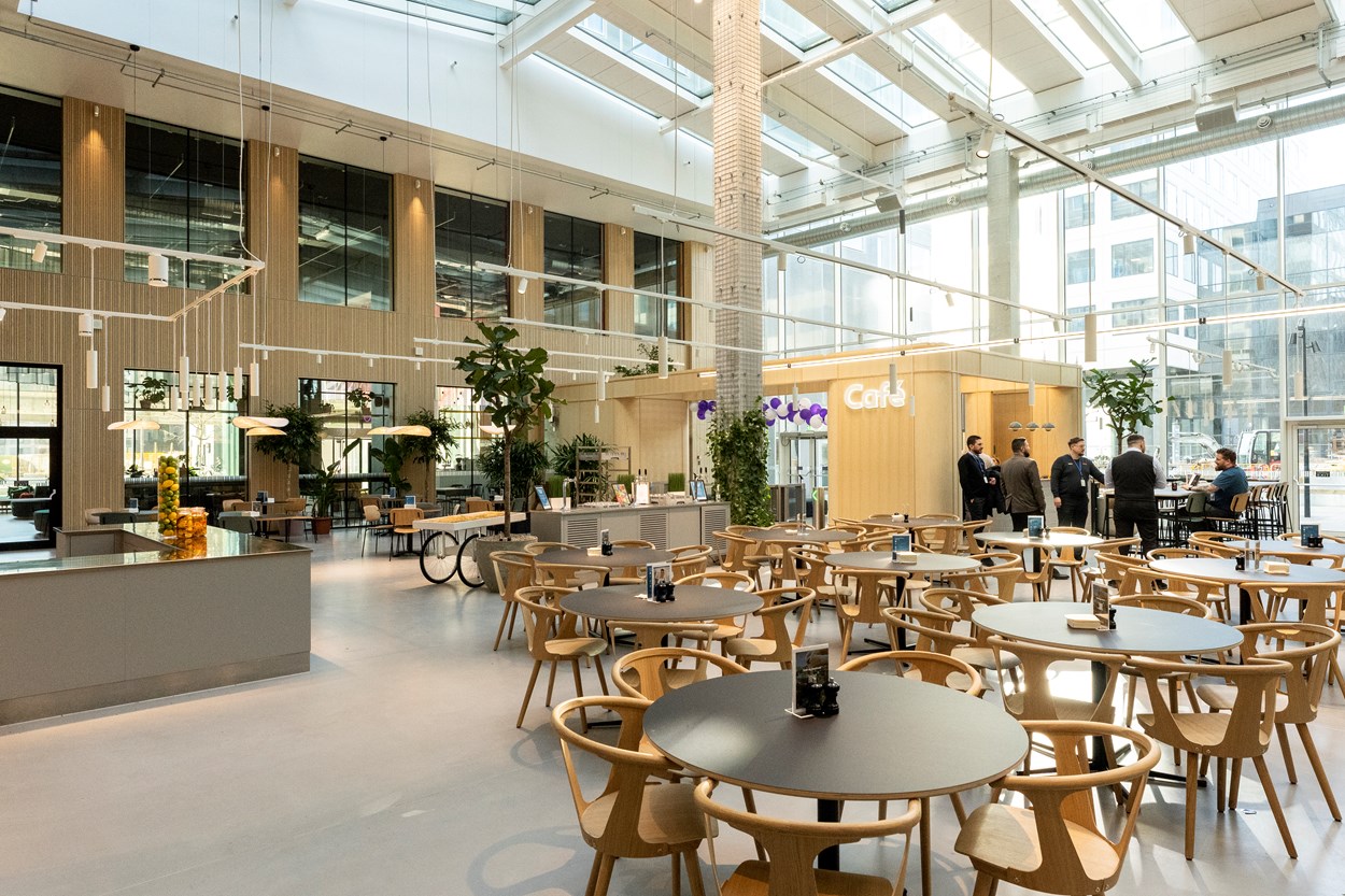 Atrium i Nest 45 med reception og spiseområde